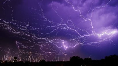 ARAD: 24 de localități din județ, sub COD GALBEN de vijelie