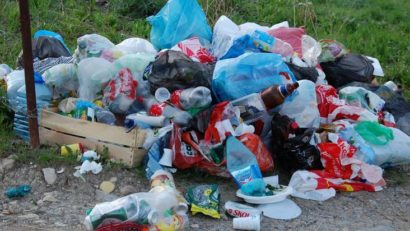 Sute de tone de gunoaie, după petrecăreţii din Constanţa şi Mamaia