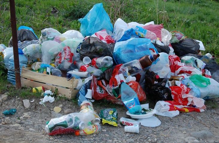 Sute de tone de gunoaie, după petrecăreţii din Constanţa şi Mamaia