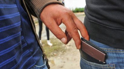 Ori îi ascultaţi pe poliţişti, ori vă ascultă ei, când vă iau declaraţii