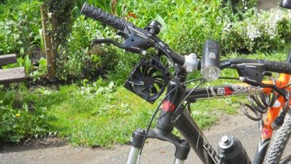 FOTO: Încărcător de bicicletă pentru telefon, inventat de un adolescent român