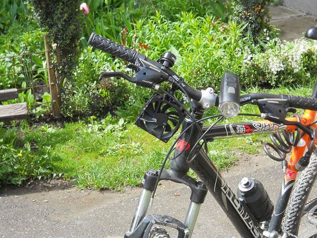 FOTO: Încărcător de bicicletă pentru telefon, inventat de un adolescent român
