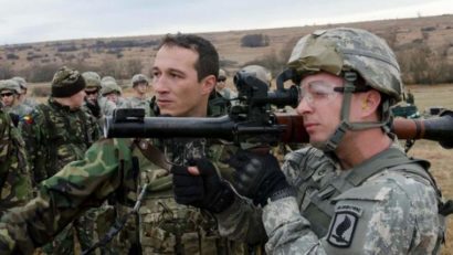 Militarii români se pregătesc de luptă împotriva insurgenţilor