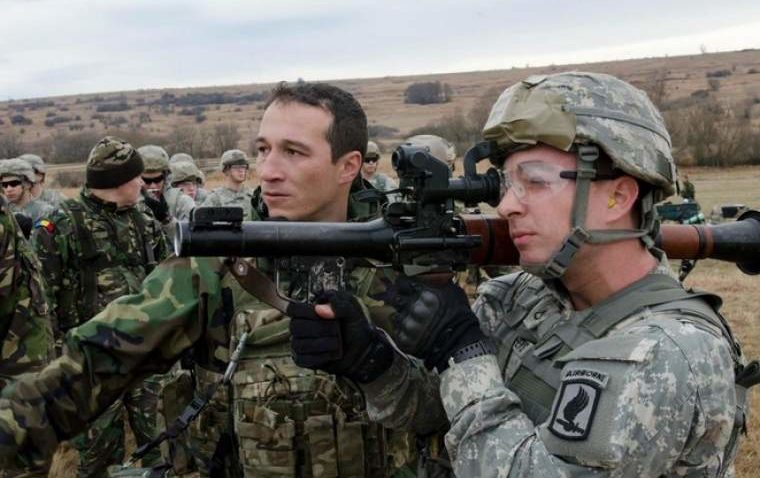 Militarii români se pregătesc de luptă împotriva insurgenţilor