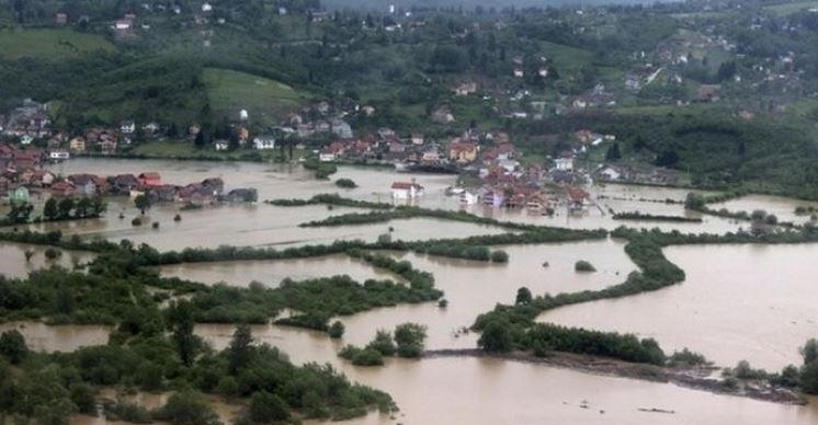 Apele distrug şi ucid din nou