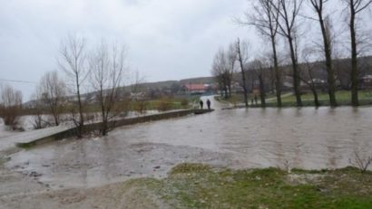 IALOMIȚA: Terenuri inundate lângă Feteşti – DN2A în pericol