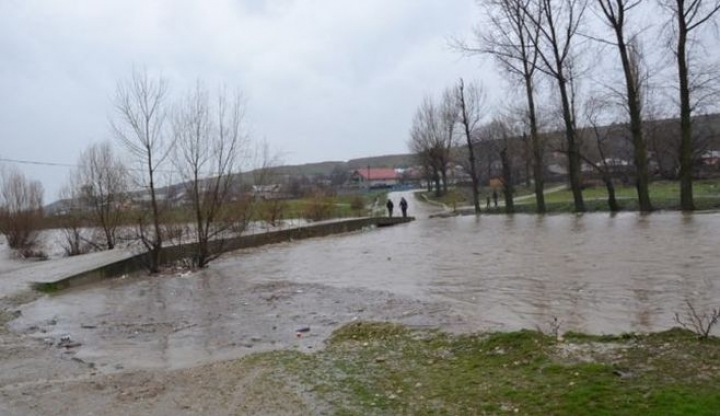IALOMIȚA: Terenuri inundate lângă Feteşti – DN2A în pericol