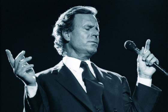 Concertul lui Julio Iglesias de la Bucureşti, AMÂNAT. Ce spune Mihai Gâdea