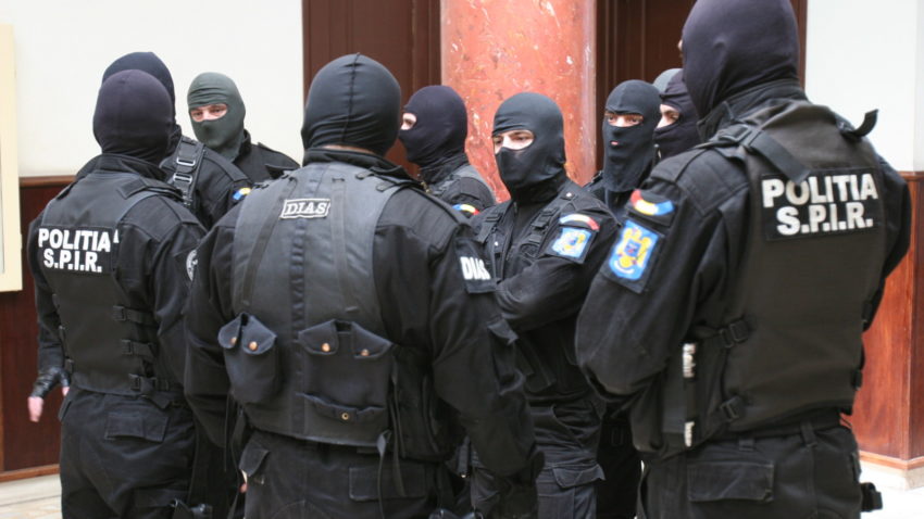 PLOIEȘTI: Percheziții la persoane care promiteau locuri de muncă în străinătate
