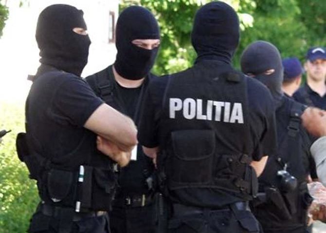 CĂLĂRAȘI: Mascații fac percheziții la persoane bănuite de proxenetism