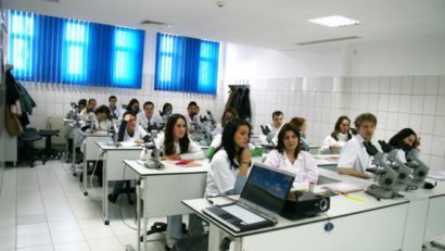Facultatea de Medicină Constanţa împlineşte azi un sfert de secol