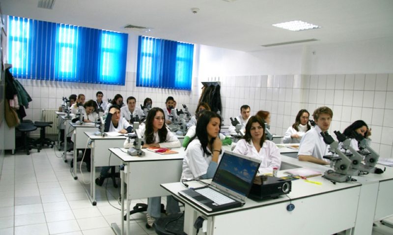 Facultatea de Medicină Constanţa împlineşte azi un sfert de secol