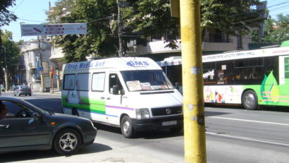 Bărbat lovit pe trecerea de pietoni de către un microbuz pe linia 301