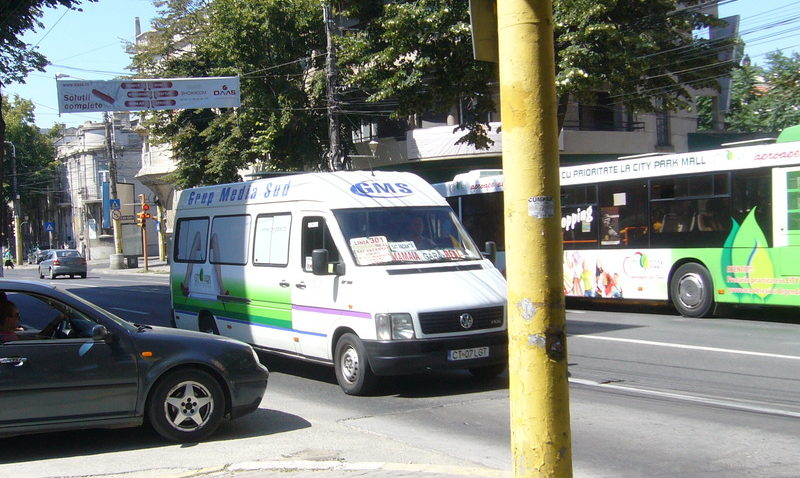 Bărbat lovit pe trecerea de pietoni de către un microbuz pe linia 301