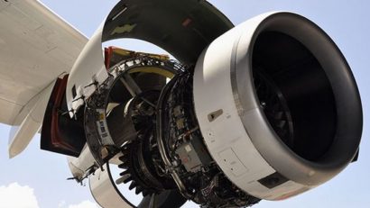 Un hacker susţine că a reuşit să controleze motorul unui avion în timpul zborului