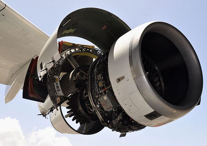 Un hacker susţine că a reuşit să controleze motorul unui avion în timpul zborului