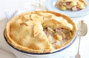 ORA MESEI: Plăcintă de cartofi copți cu pui, șuncă și praz