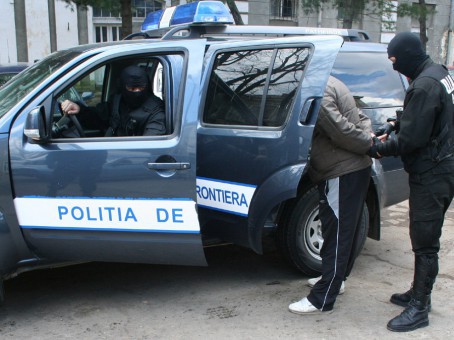 Maşină înmatriculată în Bulgaria cu acte false, descoperită în Vama Ostrov