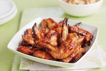 ORA MESEI: Aripioare dulci şi lipicioase, cu salată de varză