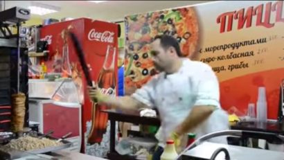 VIDEO: Când şaorma „cu de toate” ar putea să fie şi cu capul clientului