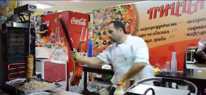 VIDEO: Când şaorma „cu de toate” ar putea să fie şi cu capul clientului