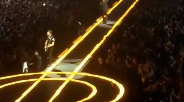 VIDEO: Chitaristul trupei U2 a căzut de pe scenă