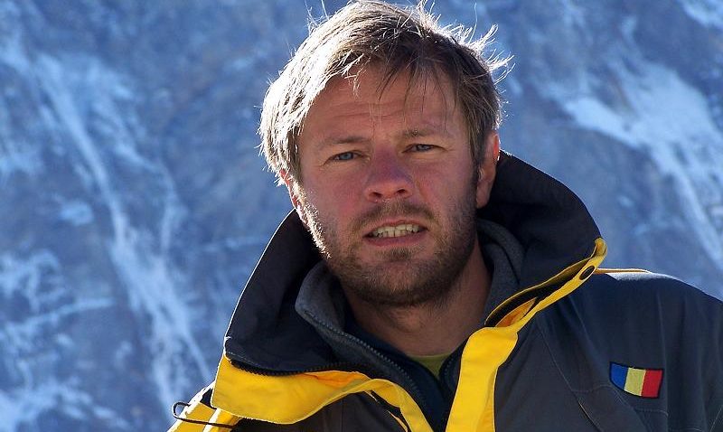 Doi dintre alpiniştii români surprinşi de cutremurul din Nepal s-au întors în ţară
