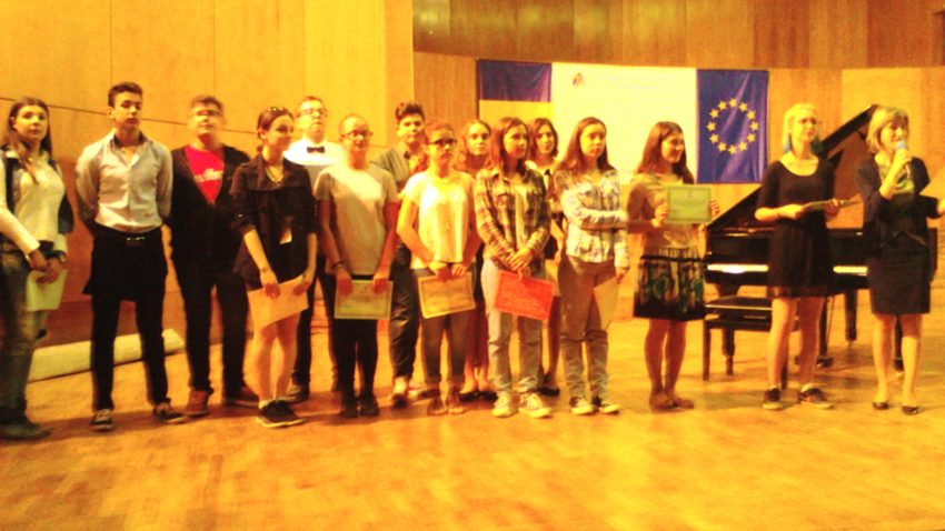 Diplome pentru voluntarii de la Colegiul Național de Arte ”Regina Maria”