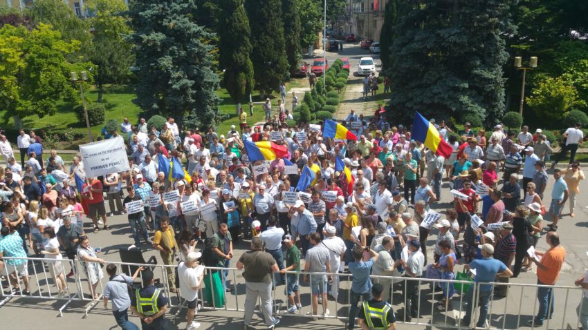 FOTO: Peste 200 de oameni s-au strâns în fața Prefecturii Constanța, la mitingul PNL