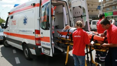 CONSTANŢA: Fetiţă lovită de maşină într-o staţie PECO