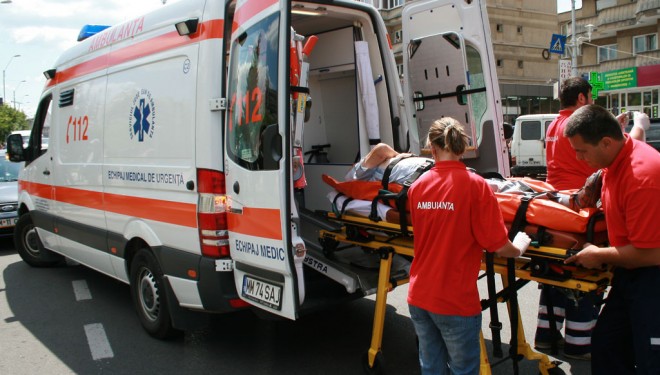 CONSTANŢA: Fetiţă lovită de maşină într-o staţie PECO