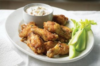 ORA MESEI: Aripioare picante Buffalo cu sos de brânză cu mucegai