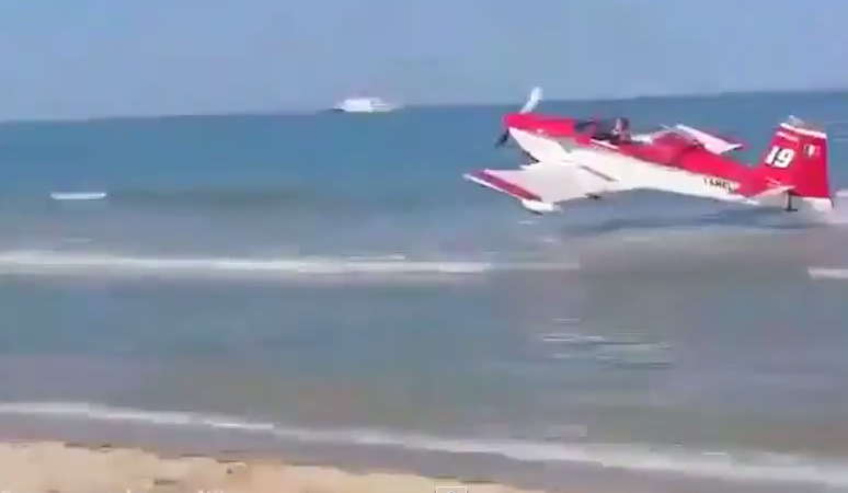 VIDEO: Două avioane s-au ciocnit în aer la un miting aviatic