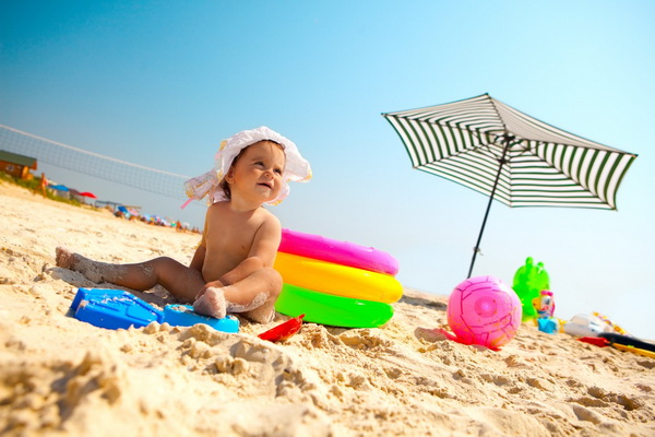Soarele este benefic pentru copii, dar cu măsură. Recomandările medicului pentru părinții veniți în vacanță la mare