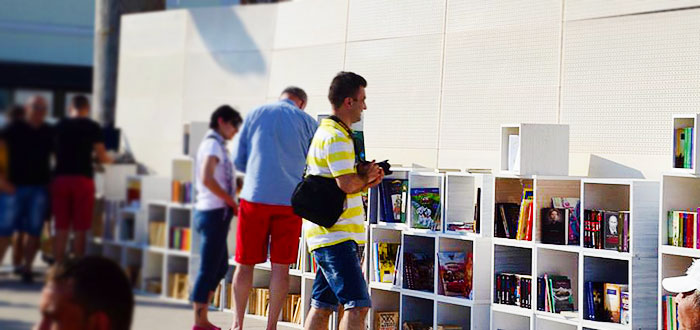 Cărţile îşi aşteaptă cititorii, în Piaţa Ovidiu