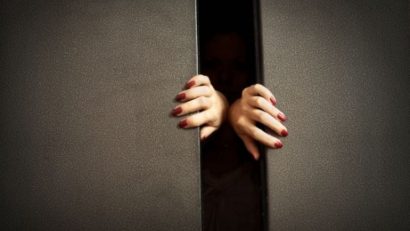Minor blocat în lift în cartierul Faleză Nord