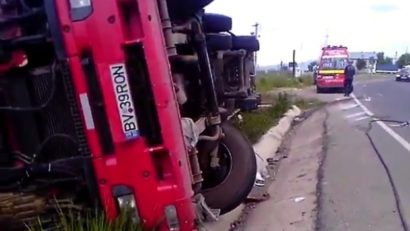 Tone de carne, răsturnate pe marginea drumului