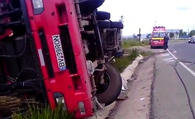 Tone de carne, răsturnate pe marginea drumului
