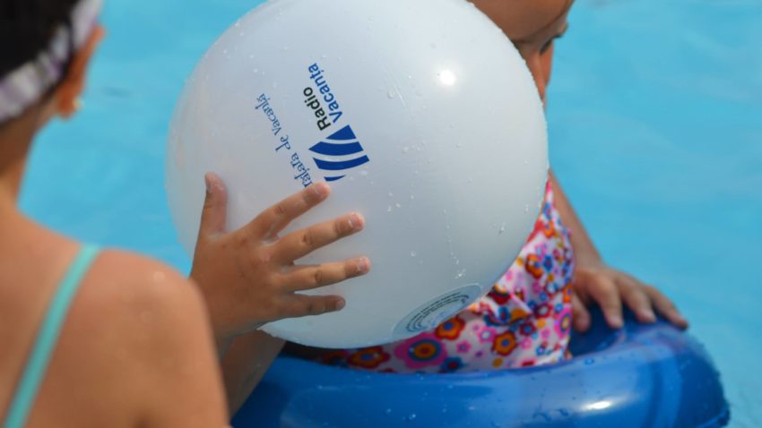 Un accesoriu de neînlocuit pe plajă: braţara de vacanţă revine din 15 iunie