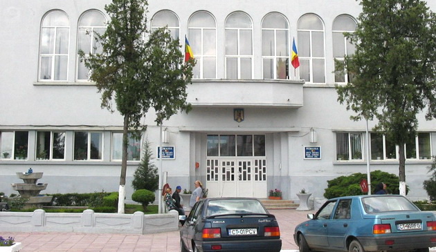 Angajată a unei primării constănţene reţinută pentru fals