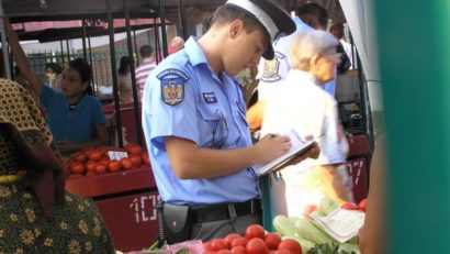Tone de legume şi fructe, confiscate în pieţele din Constanţa