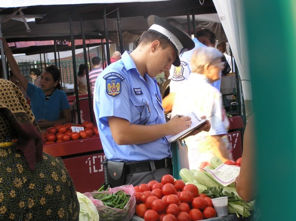 Tone de legume şi fructe, confiscate în pieţele din Constanţa
