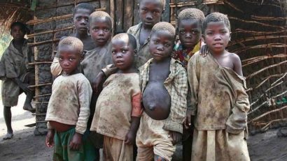Exod al copiilor în Africa. Desculţi, merg singuri pe jos sute de kilometri