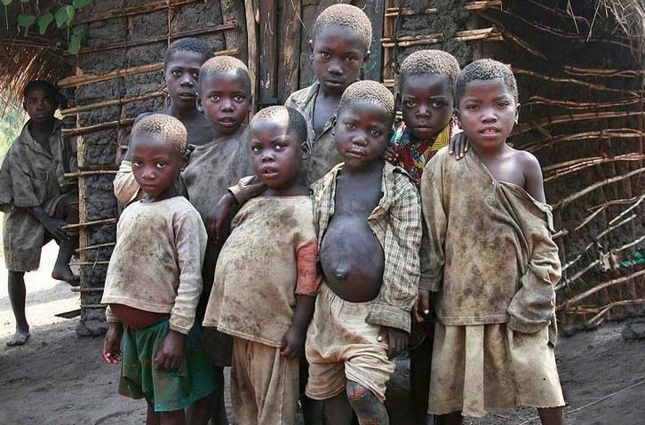 Exod al copiilor în Africa. Desculţi, merg singuri pe jos sute de kilometri