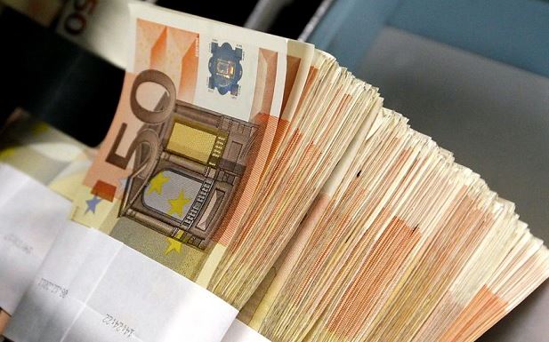 Românii, datori cu zeci de miliarde de euro