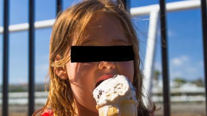 Incident bizar pe plajă. Au ajuns la Poliţie, după ce i-au oferit bani unei fetiţe