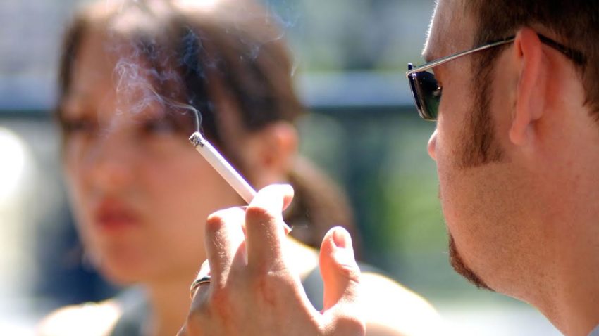 Românii, cei mai afectaţi de expunerea la fumul de ţigară