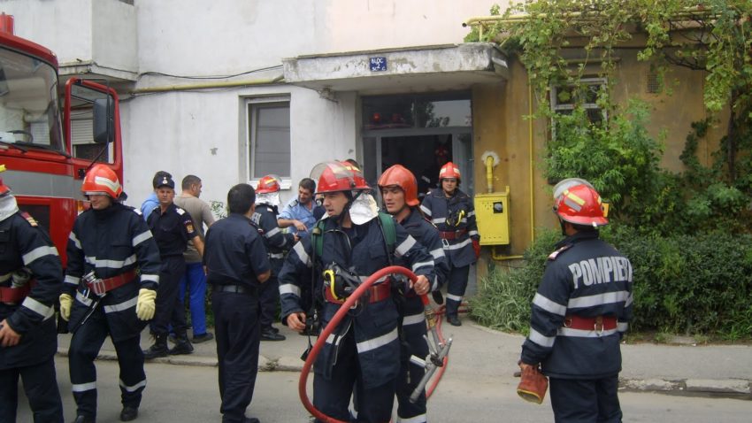 UPDATE/ Alertă la Pompieri! ARDE un apartament din Medgidia