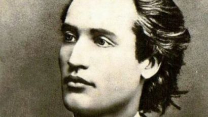 „Viața e monotonă și peste zi, târgul e pustiu. Șed în mansarda mea și cetesc economie politică“, îi scria Eminescu Veronicăi Micle în vara anului 1882, de la Constanța