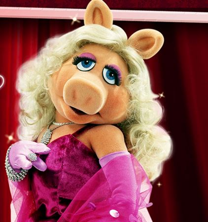Miss Piggy, scrofiţa platinată din Păpuşile Muppets, premiată de mişcarea feministă